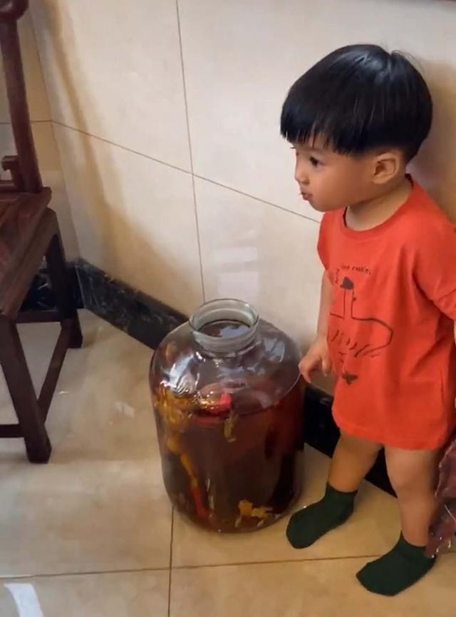 爷爷泡了10年的药酒,被孙子泡了"奥特曼",爸爸:还能不能喝?