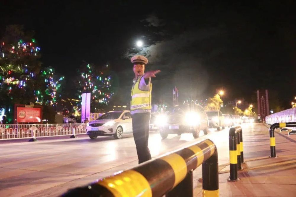 茶城交警全员守岗尽责 为国庆中秋保驾护航
