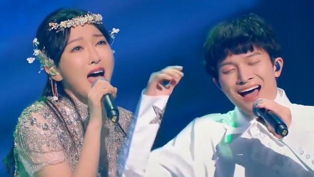周深萨顶顶合唱《左手指月》,即使身高成短板,声音依旧成亮点