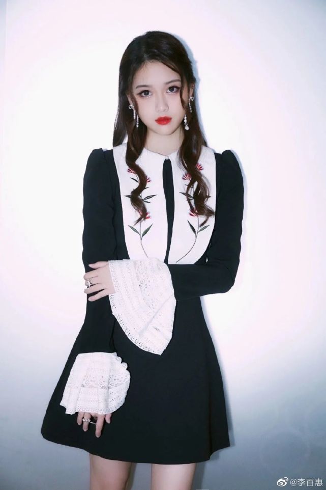 还记得淘气包马小跳中的傲娇班长路曼曼吗她现在长这样