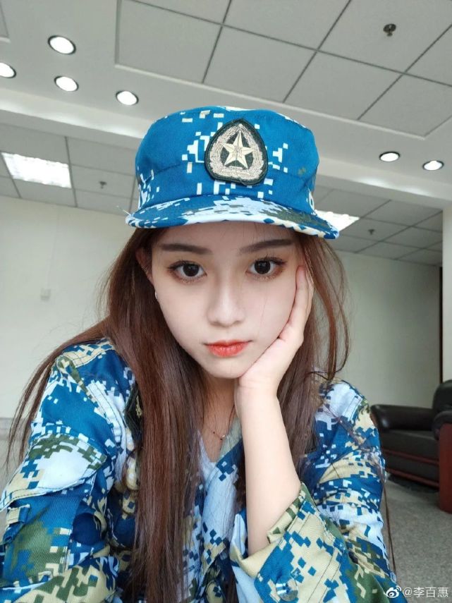 还记得淘气包马小跳中的傲娇班长路曼曼吗她现在长这样