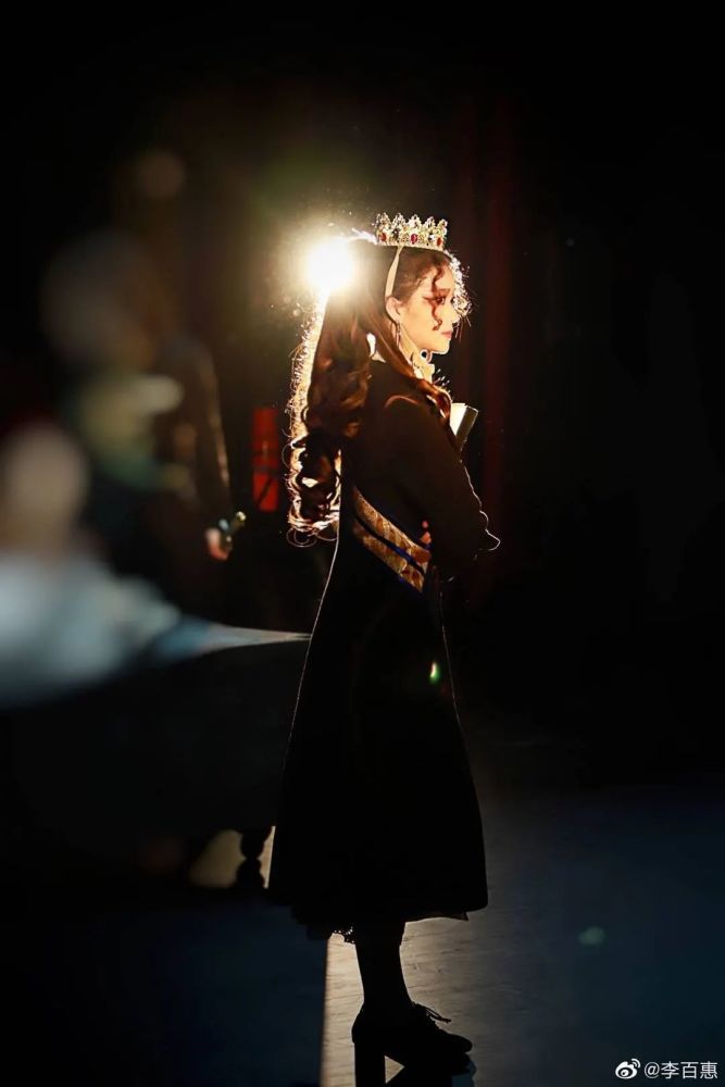 还记得淘气包马小跳中的傲娇班长路曼曼吗她现在长这样