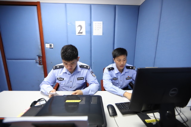 还记得审讯口罩诈骗案的硬核上海警察戴sir吗这个长假他依然在路上
