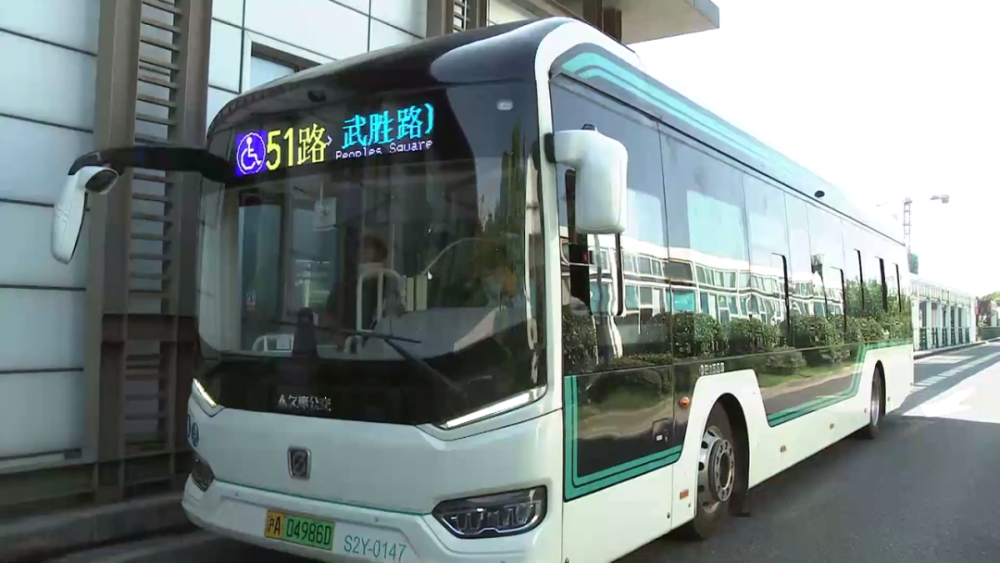 解放後,市中心連接吳淞的51路公交車應運而生,如今,這條老牌線路伴隨