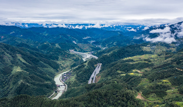 劍榕高速公路跨越三穗,劍河,榕江三個縣,全長約118公里.