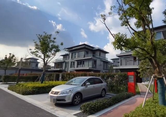 郑恺前女友穿吊带开百万豪车千万独栋别墅曝光网友郑恺亏了