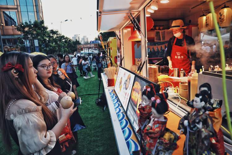 月色下,炸鸡餐车老板在最美夜市里开出"东京街食"!