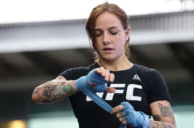 爱纹身的格斗小姐姐又受伤了,简单快乐但不富裕|ufc|格斗|杰西卡