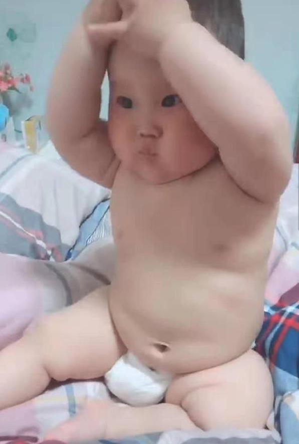 宝宝太胖,捏肚子上的肉紧皱眉头,网友:从小就有了减肥的苦恼