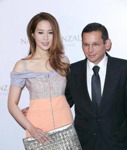 李家香港李家"豪门阔太"徐子淇甜美的配色裙奢华气质