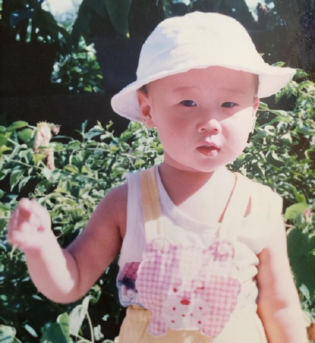 德云男团上演回忆杀童年照大曝光栾云平红色礼服扮相艳压群芳