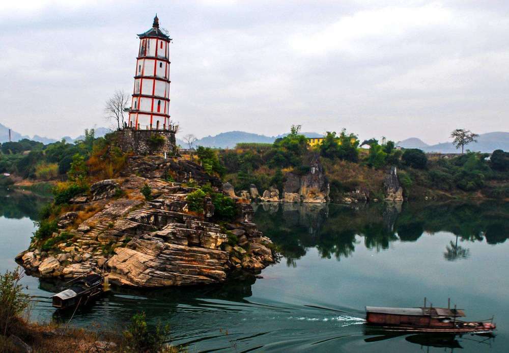 友谊关景区位于广西自治区凭祥市,旧称镇南关,关楼高22米,底层是厚实