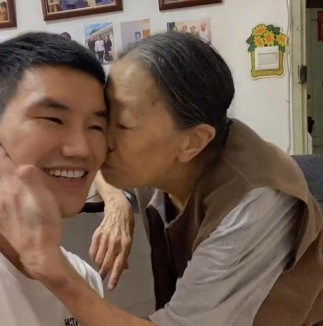 "嘎子"与张少华的祖孙情,几乎每年探望,敢公开亲吻对方_腾讯新闻