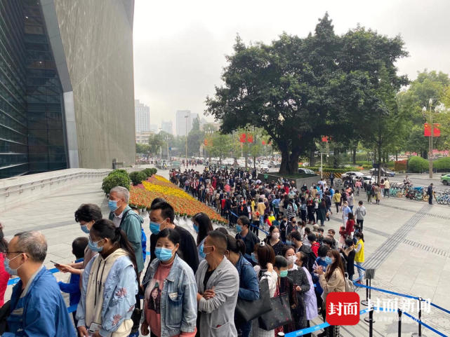 博物馆好戏连连观众排队一小时看伦勃朗