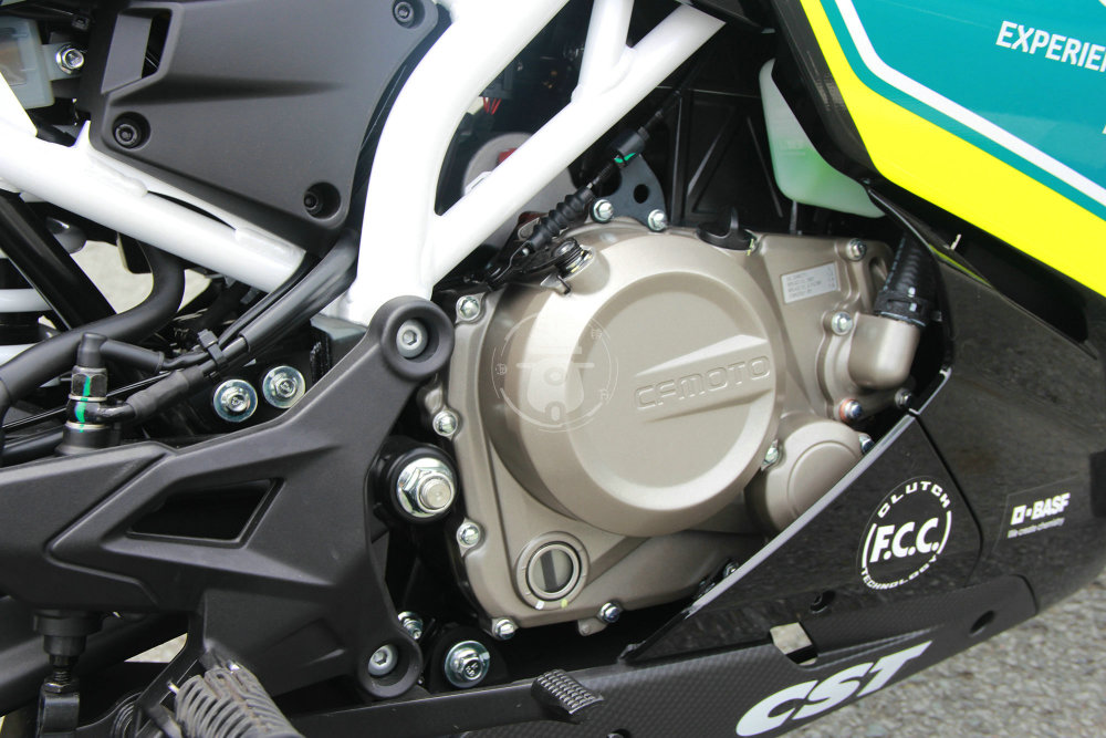 250系列最大的看点就是动力总成,249cc排量的单缸水冷四气门发动机