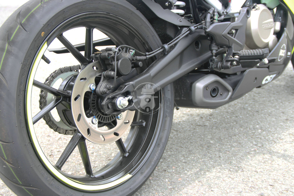 后刹车规格为,220mm单浮动碟加单活塞刹车卡钳,同样由航特提供.