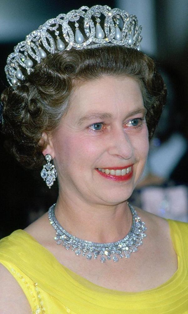 戴安娜和凯特都戴过珍珠泪王冠,但要说花样多变的,还得是英女王