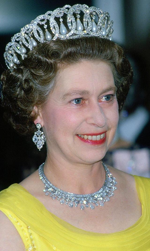 戴安娜和凯特都戴过珍珠泪王冠,但要说花样多变的,还得是英女王