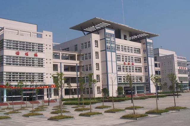 昔日的"高考工厂"黄冈中学为何会跌落神坛?