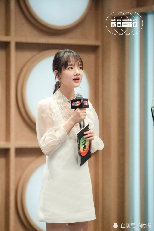 任敏身穿白色连衣裙亮相综艺,首期节目中珍珠耳环和连衣裙十分吸睛