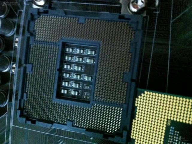 英特尔平台针脚设计在主板cpu插槽里面,触点在cpu上;amd平台正好相反