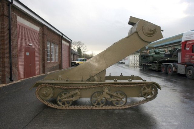 需要趴着开的坦克,二战英国螳螂坦克,拥有可升降战斗部