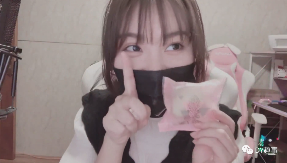 小团团2000w关注因整活过猛意外拉下口罩,瞬间被截图正脸暴露无遗!