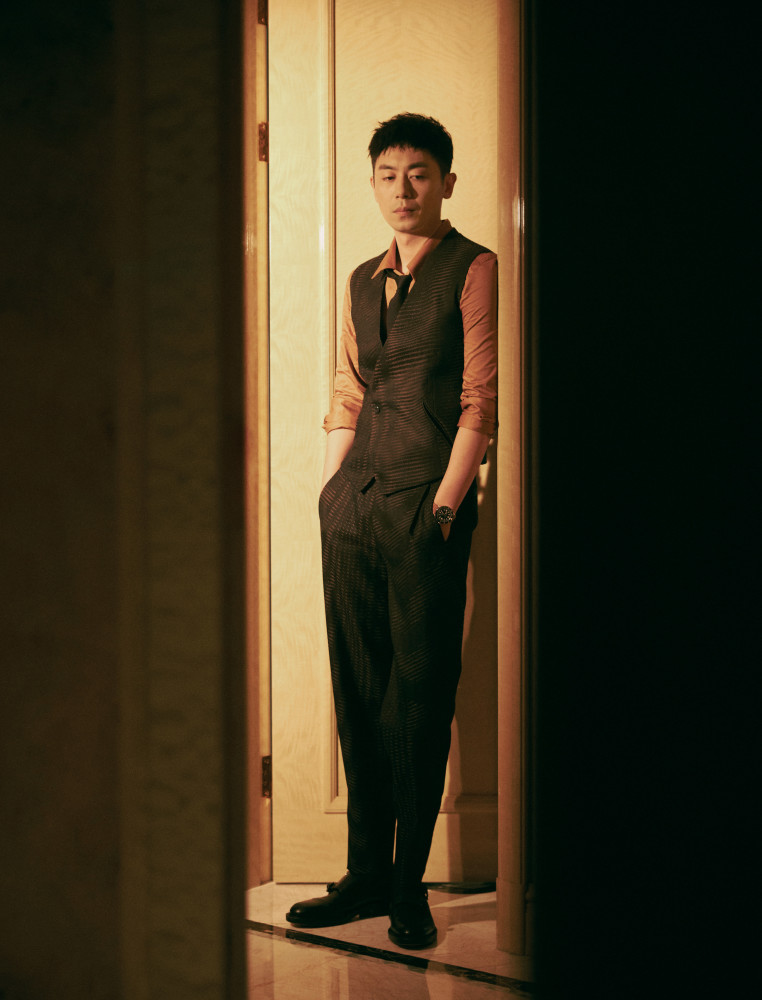 朱亚文云纹西装写真释出 优雅三件套彰显绅士气质