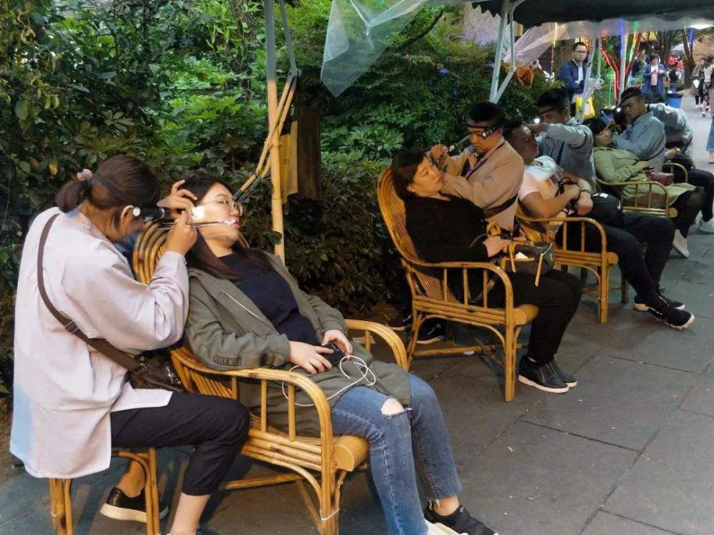 但是后来小编了解到,这么昂贵的收费并不是那些"采耳"师傅"锅",而是