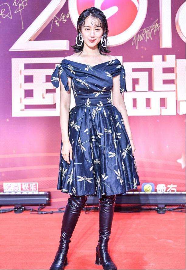 袁冰妍一身造型俩风格,清新连衣裙配酷气皮靴,混搭成功真时髦