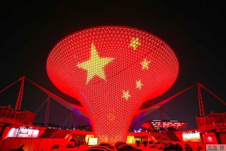 世博轴的灯光秀上,巨型灯幕打出五星红旗的图案.