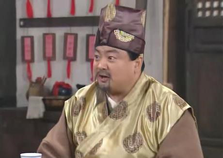 这件衣服应该是钱掌柜的戏服,只要老钱出现,基本上都是这一件.