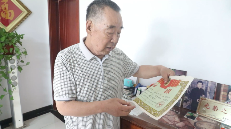 "时隔54年,74岁的退伍老兵于学东对于这个画面依然记忆犹新.