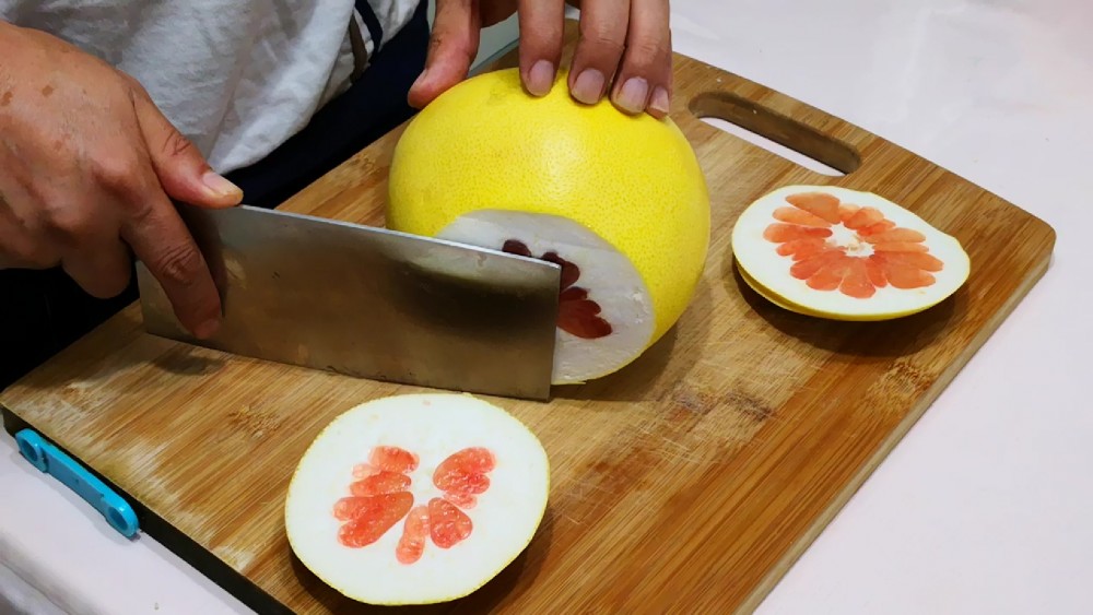 剥柚子别用蛮力了,一招教你轻松剥柚子,简单又快速,还没有白筋