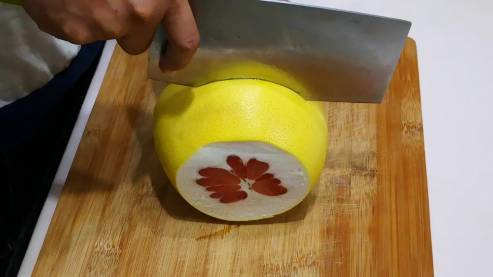 剥柚子别用蛮力了,一招教你轻松剥柚子,简单又快速,还没有白筋