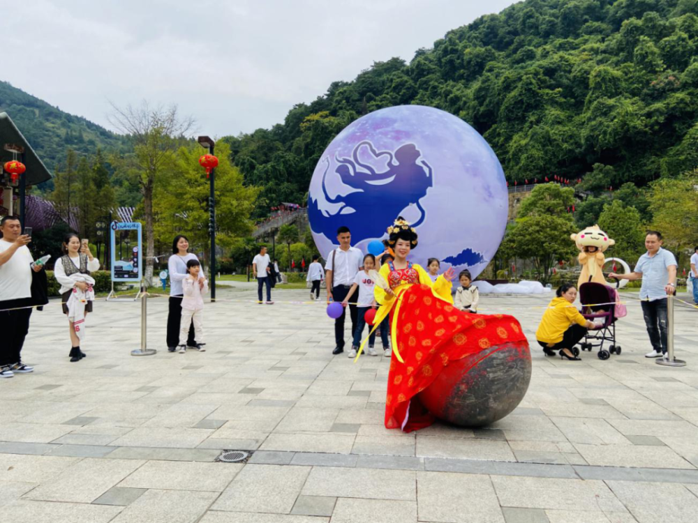 成为景区新晋打卡点,嫦娥奔月巨型月球等大唐不倒翁美女,洞外互动节目