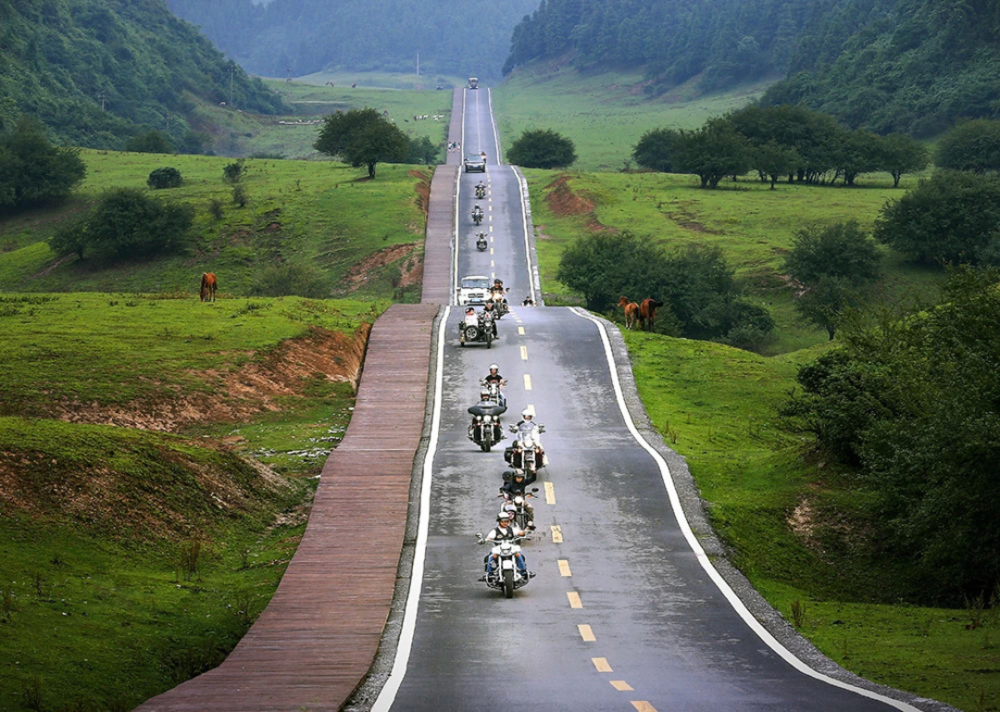 届时,不机车的机车男孩们,将在仙女山景区最美公路,天生三桥景区,归原
