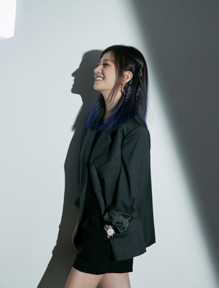 44岁赵薇越来越会穿,西装 短裤优雅时髦又干练,挑染发色够张扬