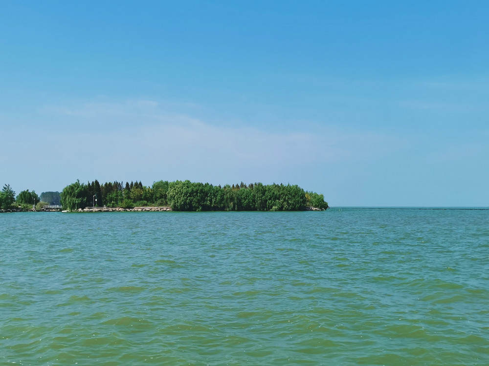 廣場北側是煙波浩渺的太湖,這是中國第三大淡水湖,一望無際,波瀾壯闊