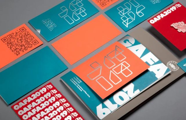 选用了蓝碧源的色域新渲染色咭,欧纯新伯爵两款艺术纸,借助纸的温暖和