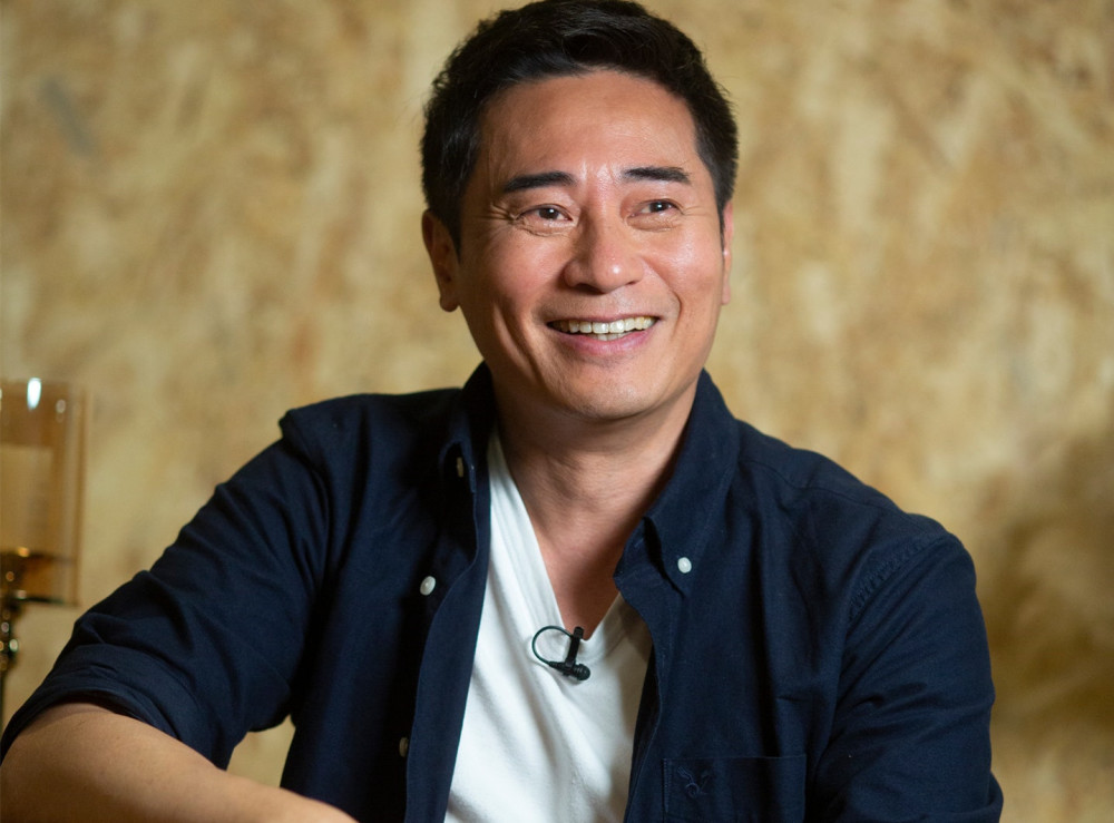 58岁欧瑞伟公开夫妻合影称结婚25年从未给妻子过花不如拿钱吃饭