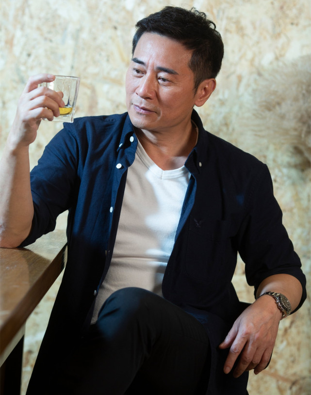 58岁欧瑞伟公开夫妻合影称结婚25年从未给妻子过花不如拿钱吃饭