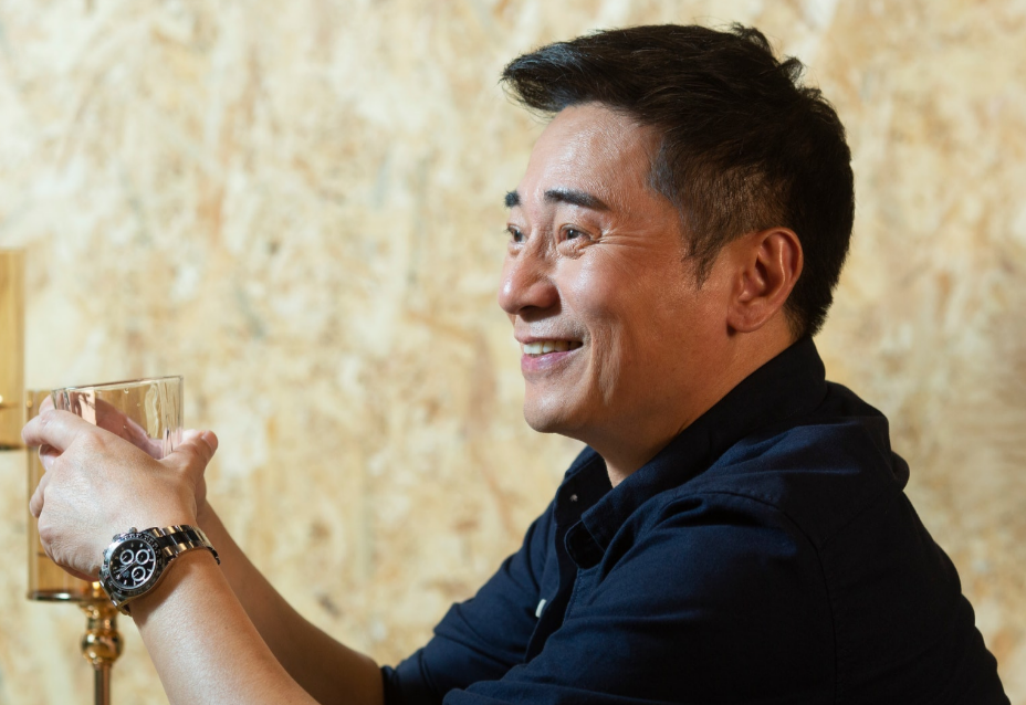 58岁欧瑞伟公开夫妻合影称结婚25年从未给妻子过花不如拿钱吃饭