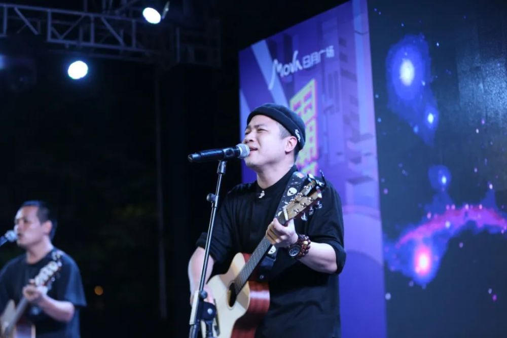 小船左岸:林喆 小龙海南音乐广播主持人焦瑞担纲现场主持一次性为现场