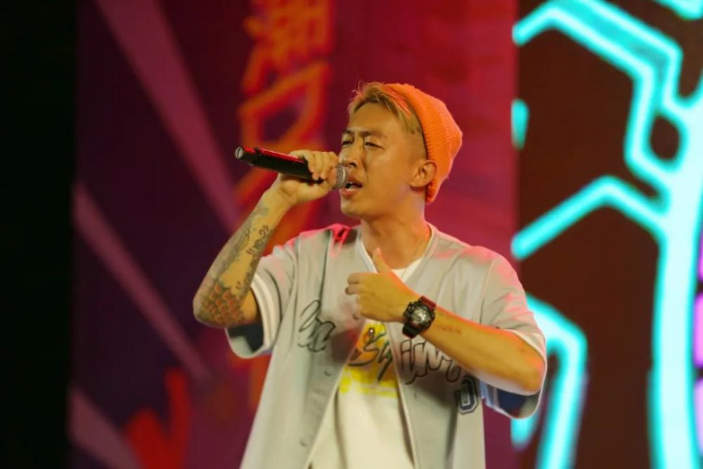 一2015年海南省方言歌曲大赛季军陈小亮方言摇滚也很给力带来了《海的