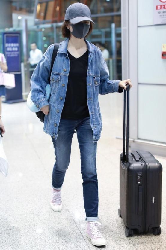 袁泉私下穿搭真随性,一身牛仔装休闲又简约,素颜走机场也自信