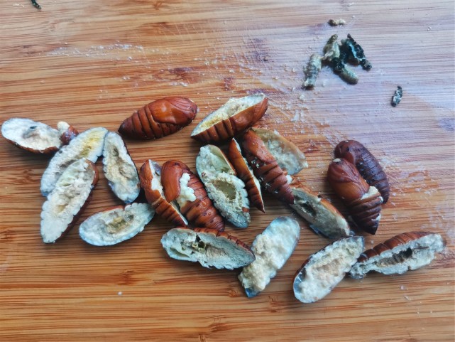 把蚕蛹切成两半,去掉里面的黑色东西.3.