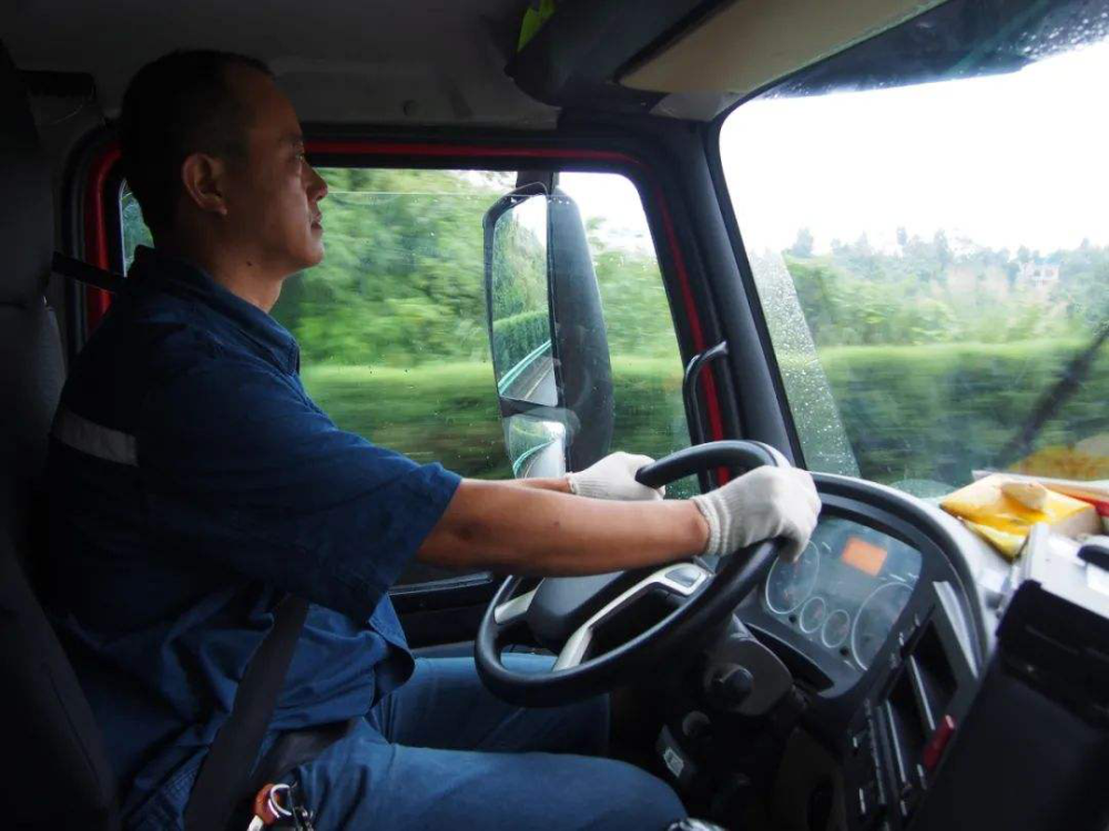 开演唱会,玩短视频,卡友假期新操作,这波实在太6了!_腾讯新闻