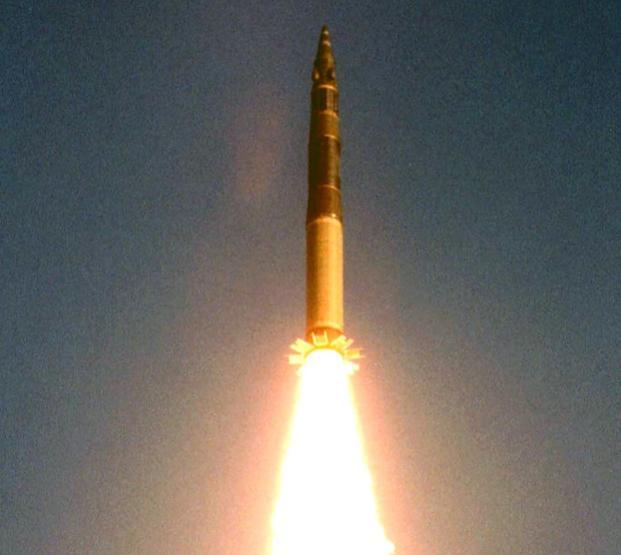 图为白杨洲际导弹由于传统陆基洲际导弹采用液体燃料作为火箭发动机的