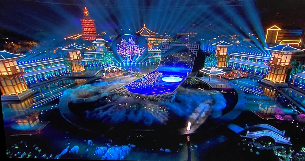 打造360度全景水面舞台,加持运河帆船主造型,在古今虚拟视听转换中